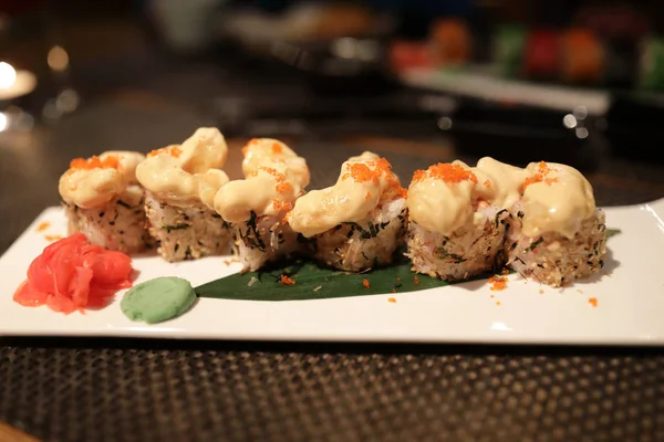 Uramaki Suşi Ile Tempura Karides Plaka Üzerinde — Stok fotoğraf