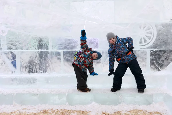 氷の壁の背景の上に立っての兄弟 — ストック写真