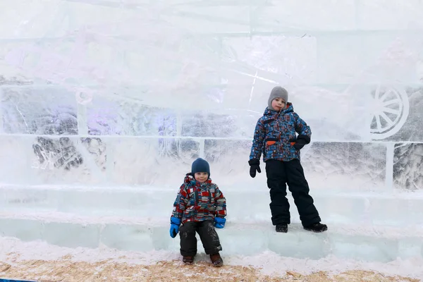 Enfants Debout Sur Fond Mur Glace — Photo