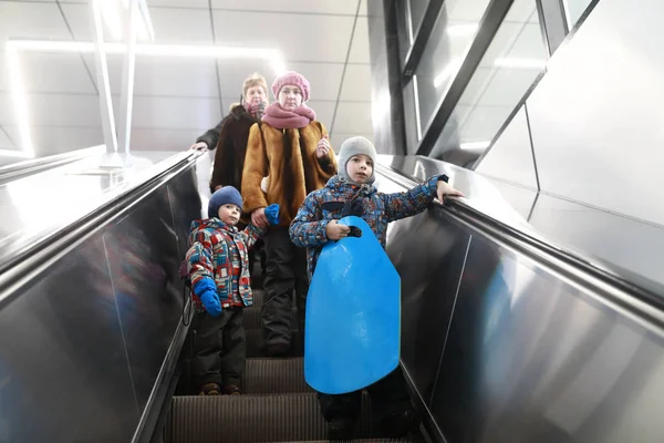 Семья Спускается Метро Эскалаторе — стоковое фото