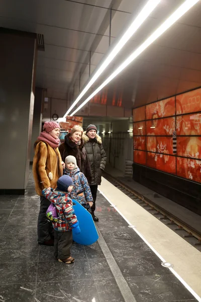 在地铁站台上等候火车的家庭 — 图库照片