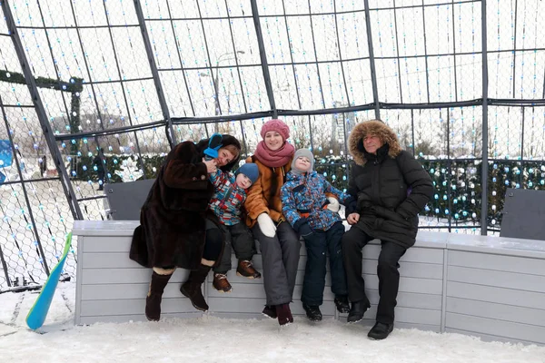 Família Sentada Banco Parque Inverno — Fotografia de Stock