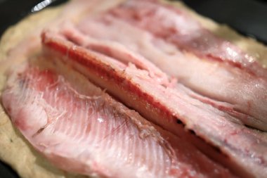 Muksun fileto balık yapmak için hamur üzerinde pasta