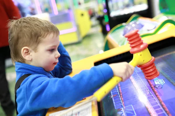 Niño Jugando Juego Arcade Con Martillo Centro Atracciones — Foto de Stock