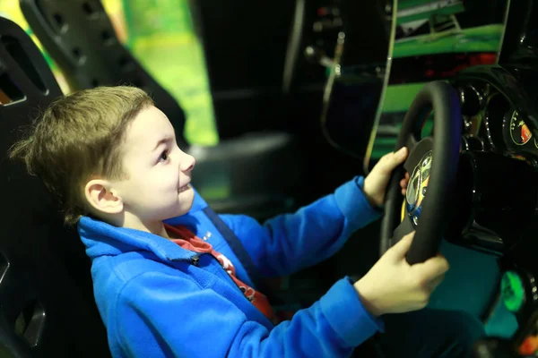 Boy Bermain Simulator Mobil Taman Bermain Indoor — Stok Foto