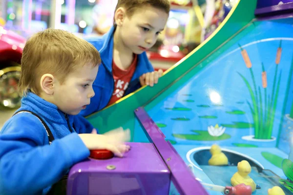 Два Мальчика Играют Аркадные Автоматы Парке Развлечений — стоковое фото
