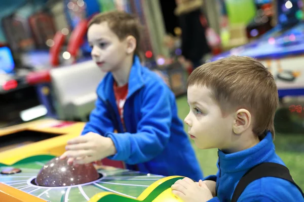 Duas Crianças Jogando Jogo Arcade Parque Diversões — Fotografia de Stock