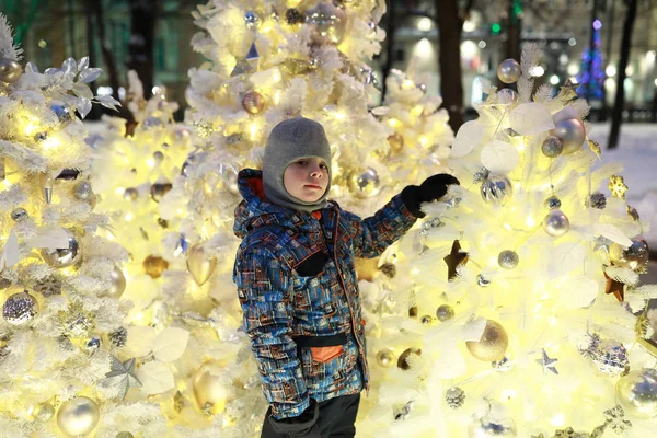 Kinderporträt Auf Dem Hintergrund Des Weihnachtsbaums — Stockfoto