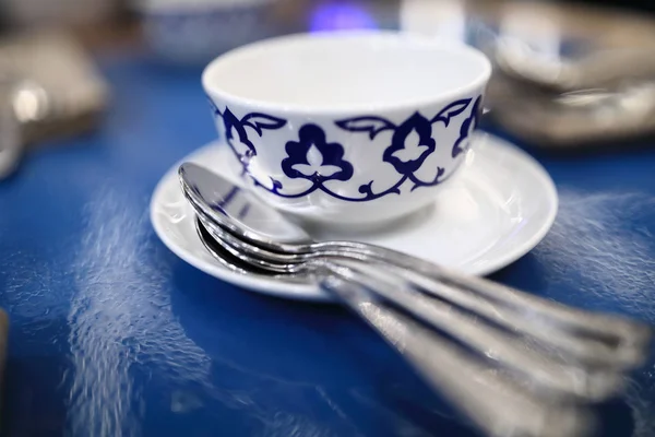 レストランの受け皿に紅茶カップ — ストック写真