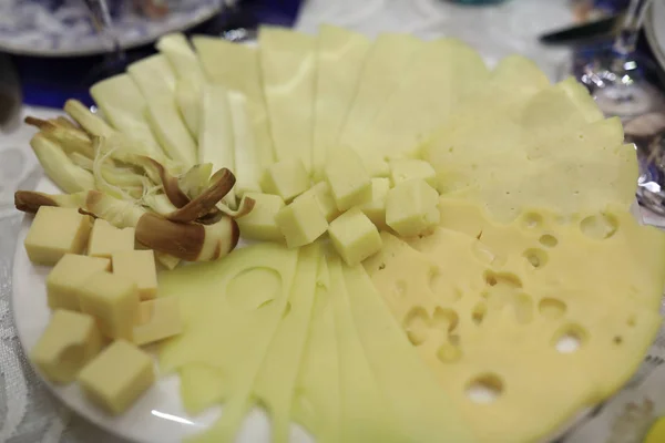 盘子里的各种亚美尼亚奶酪片 — 图库照片