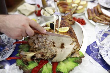 Adam pişmiş domuz jambon tepsiye keser.