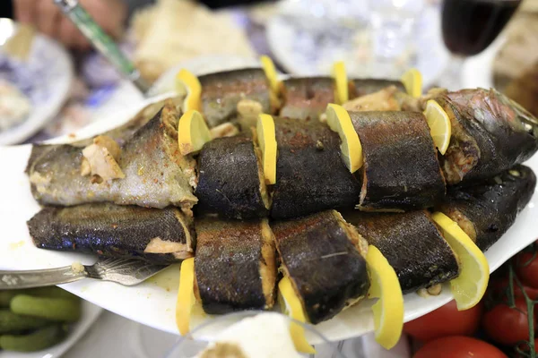 Trota Forno Con Fette Limone Sul Piatto — Foto Stock