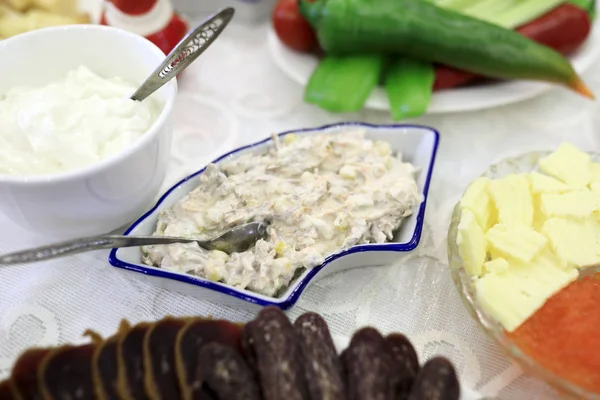 Teller Mit Salat Und Snacks Auf Dem Tisch — Stockfoto