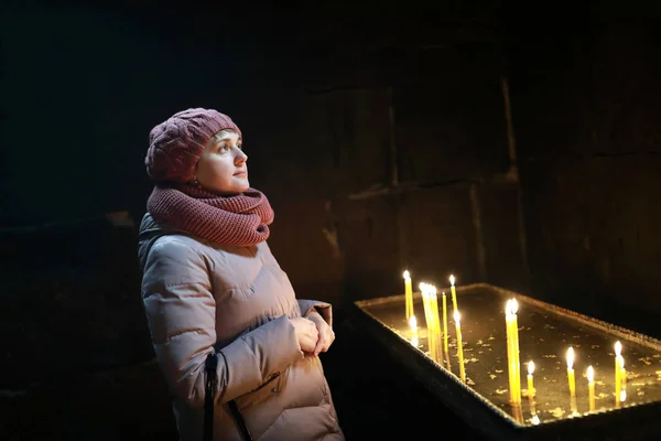 Femme Dans Église Saint Hripsime Etchmiadzin Arménie — Photo