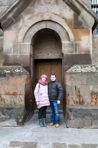 Para Pozowanie Tle Katedry Etchmiadzin Armenia — Zdjęcie stockowe