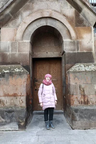 Mulher Posando Fundo Catedral Etchmiadzin Armênia — Fotografia de Stock