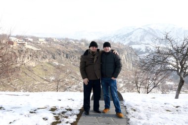 Ermenistan'ın Dağları'nın zemin karşı poz arkadaşlar