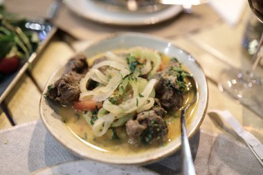 Sığır khashlama bir restoranda plakalı