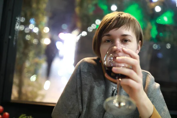 Mujer Bebiendo Vino Tinto Restaurante — Foto de Stock