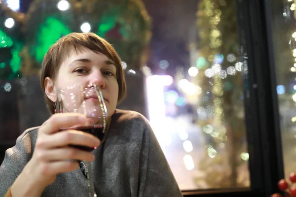 Donna Con Bicchiere Vino Nel Ristorante — Foto Stock