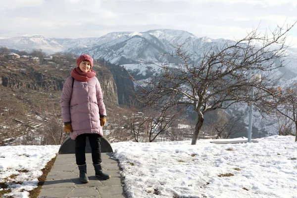 Vrouw Poseren Tegen Achtergrond Van Bergen Armenië — Stockfoto