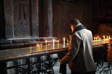 Ermeni Apostolik Kilisesi içinde mum yanan adam