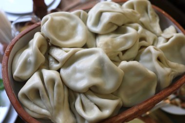 Hıngel Ermeni restoranda bir plaka üzerinde