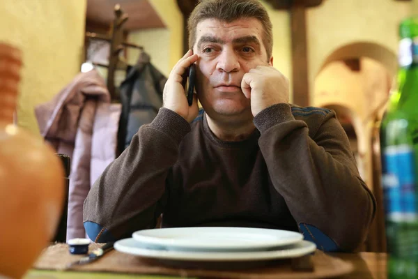 Άνθρωπος Μιλάει Στο Smartphone Ένα Εστιατόριο — Φωτογραφία Αρχείου