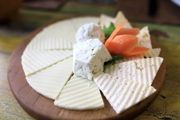 レストランで木の板をスライスがアルメニアのチーズ — ストック写真