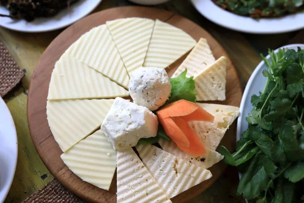 Řezy Různé Arménské Sýry Dřevěné Desce Restauraci — Stock fotografie