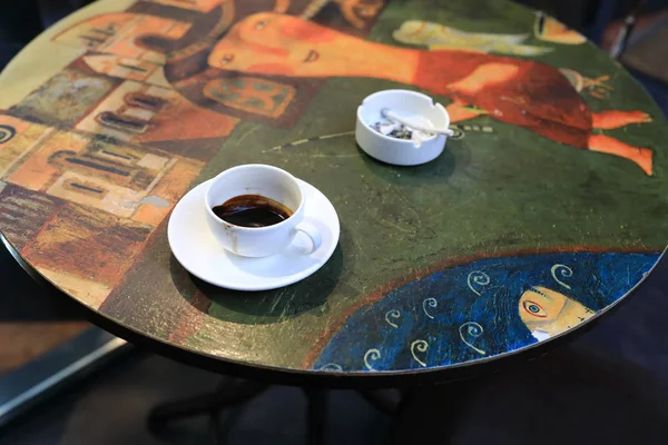 空一杯のコーヒーとカフェでテーブルの上の灰皿 — ストック写真