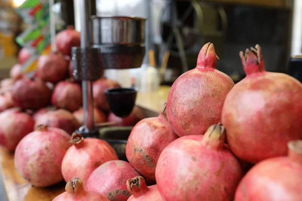 Buah Delima Meja Kafe Jalanan Yerevan — Stok Foto