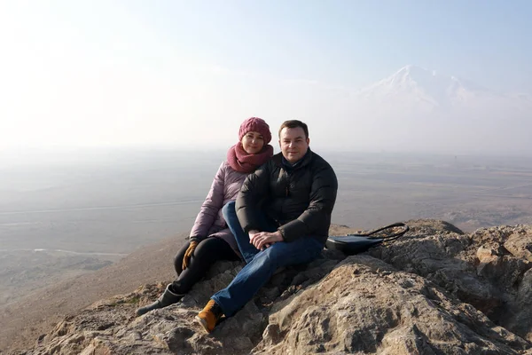 在阿拉拉特谷的背景的夫妇在冬天 亚美尼亚 — 图库照片