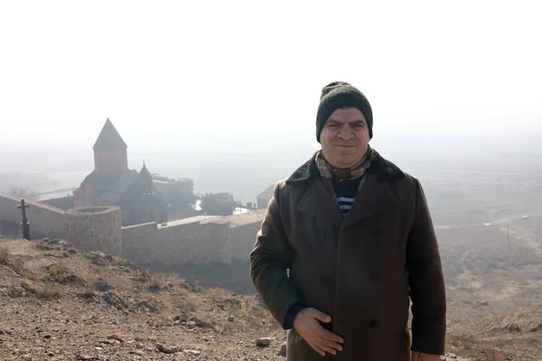 Uomo Sullo Sfondo Del Monastero Khor Virap Inverno Armenia — Foto Stock