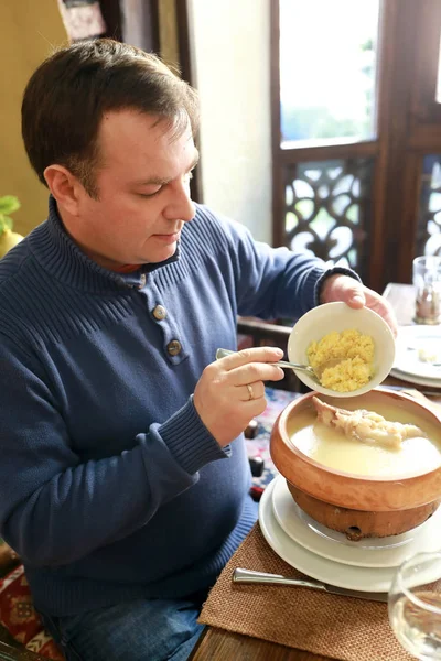Man Puts Garlic Bowl Khash Restaurant — Stock Photo, Image