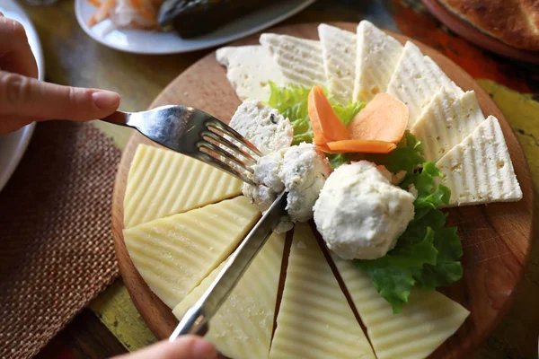 Osoba Škrty Sýr Talíři Arménské Restauraci — Stock fotografie