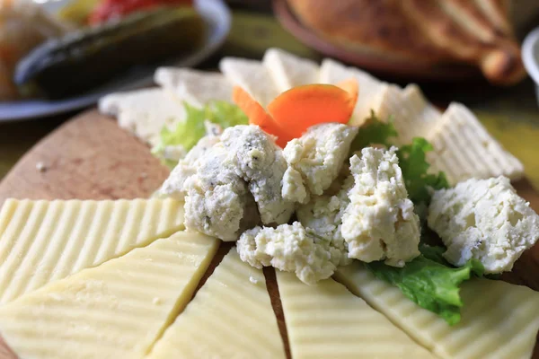 プレートは レストランで様々 なアルメニア チーズをスライス — ストック写真