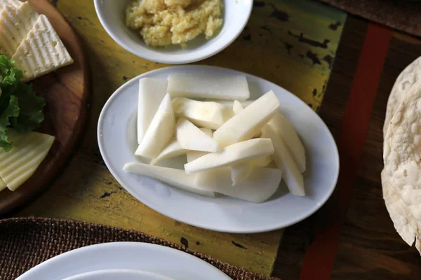 Radieschenscheiben Auf Teller Für Khasch Gericht Armenischen Restaurant — Stockfoto