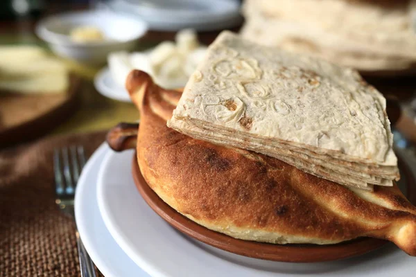 Restoranda Beyaz Plaka Üzerinde Çeşitli Ermeni Ekmek — Stok fotoğraf