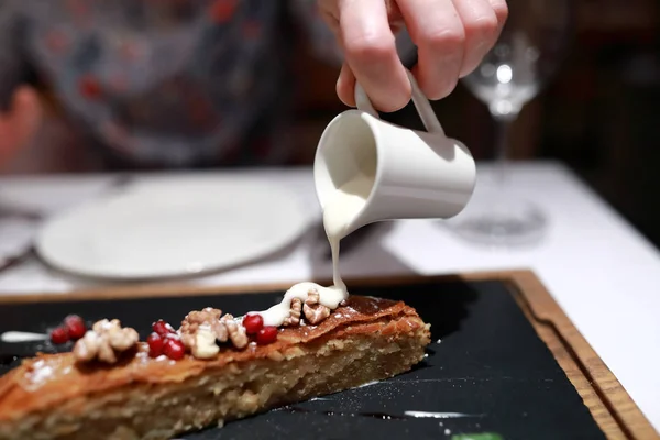 Person Pours Sauce Baklava Restaurant — Stock Photo, Image