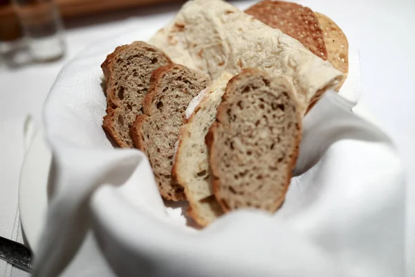 Φέτες Ψωμί Λευκή Πετσέτα Στο Εστιατόριο — Φωτογραφία Αρχείου