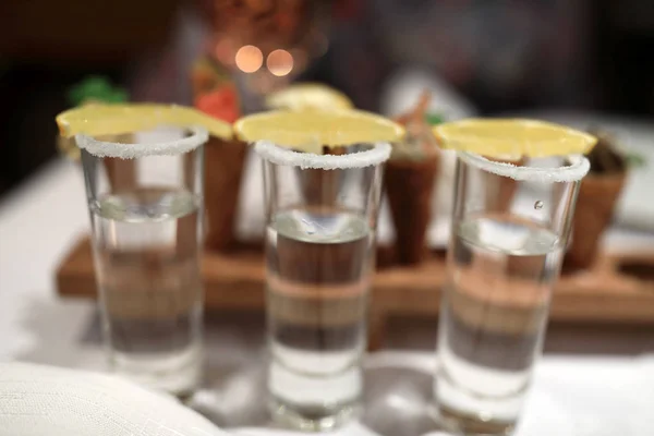 Drei Gläser Tequila Auf Dem Tisch Restaurant — Stockfoto