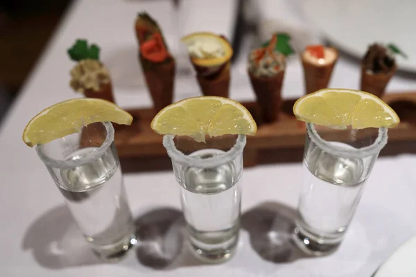Tres Tragos Tequila Mesa Del Restaurante —  Fotos de Stock