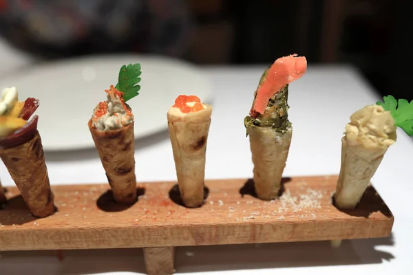 Verschiedene Snacks Waffelkegeln Auf Holzteller Restaurant — Stockfoto