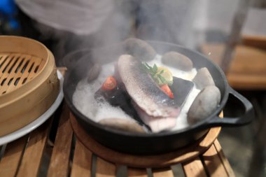 Restoranda taş tavada alabalık buğulaması