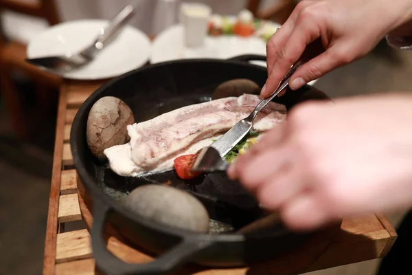 Cocinero Sirve Pescado Blanco Vapor Restaurante Armenio — Foto de Stock