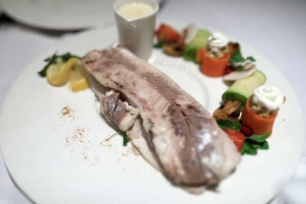 レストランで皿に蒸し白身魚 — ストック写真