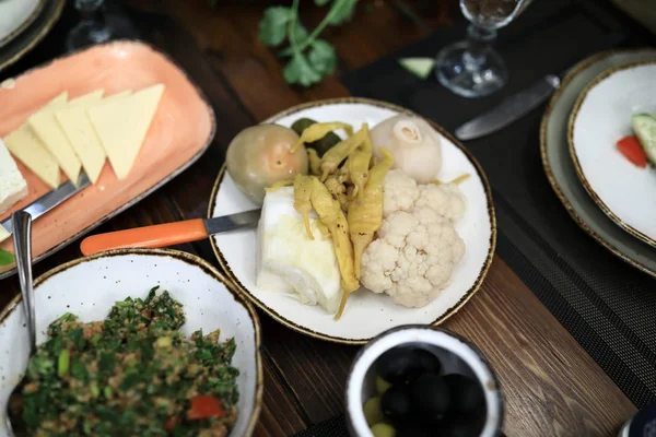 Georgische Vorspeisen Und Salat Auf Dem Tisch Restaurant — Stockfoto