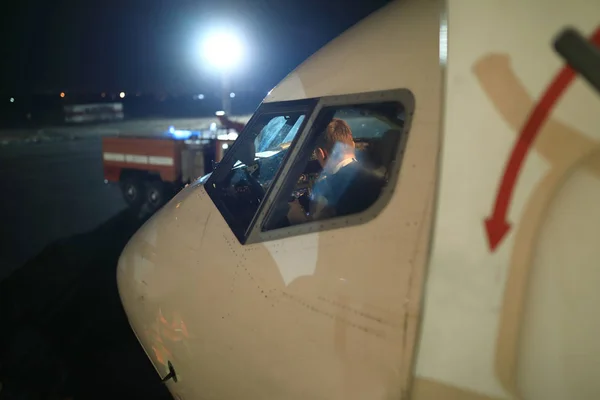 夜の空港で飛行機の詳細 — ストック写真