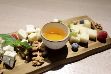 Dilim peynir Restaurant'ta ahşap tahta üzerinde